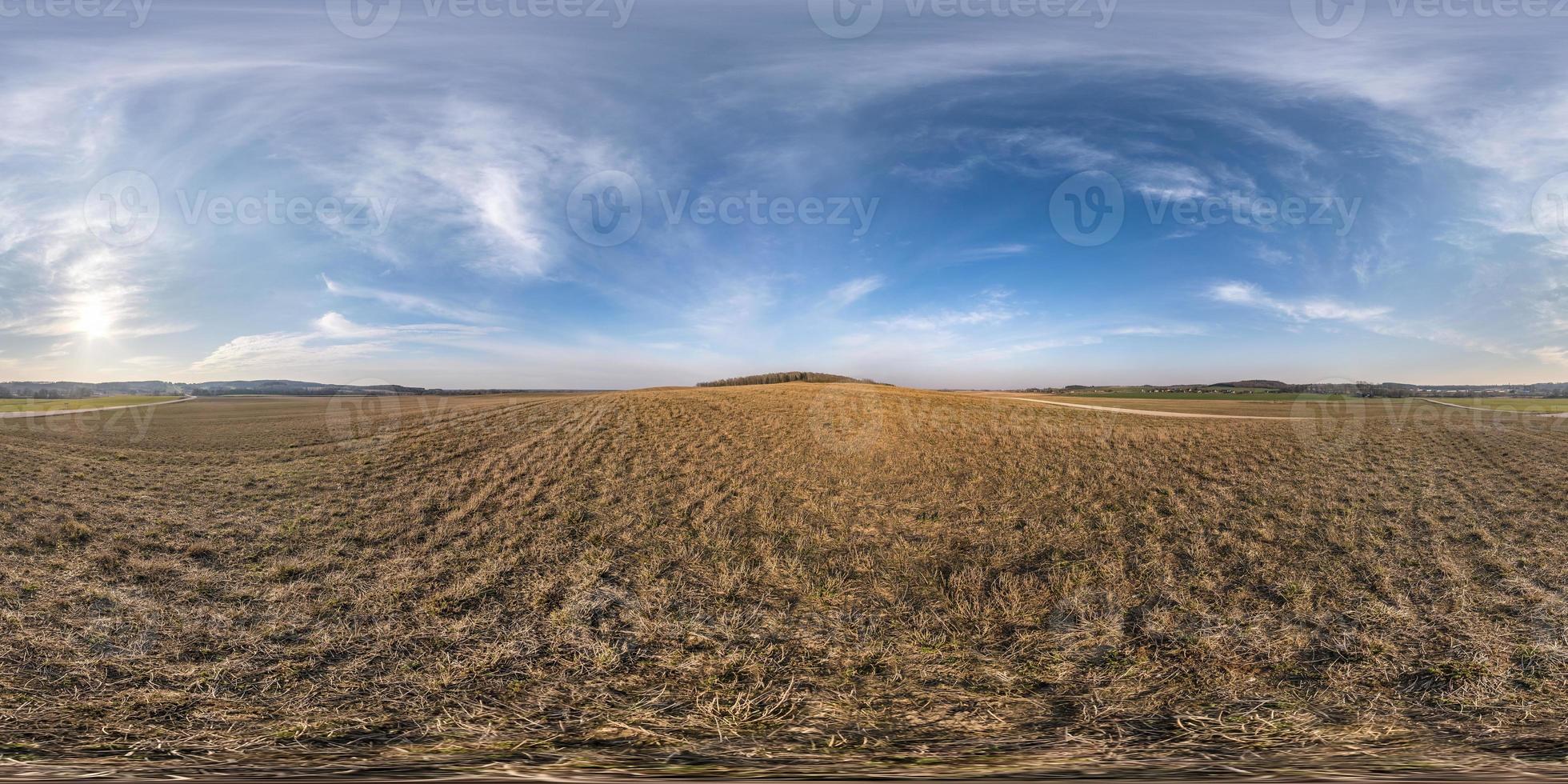 Vollständiges, nahtloses sphärisches HDRI-Panorama 360-Grad-Winkelansicht zwischen den Feldern am Frühlingsabend mit fantastischen Wolken in equirectangularer Projektion, bereit für VR-AR-Virtual-Reality-Inhalte foto