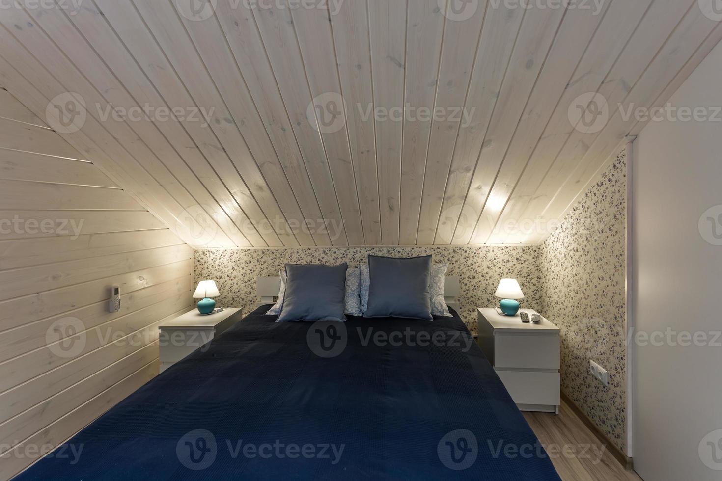 Inneneinrichtung des modernen Öko-Schlafzimmers in einer Wohnung im hellen Farbstil im Ferienhaus mit Holzbetten foto