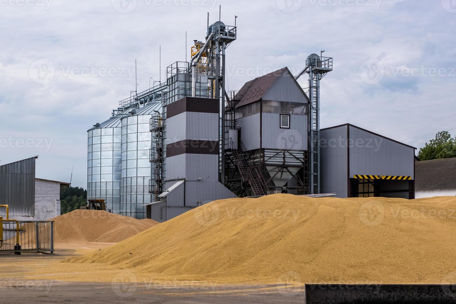 moderner Getreideaufzug. Silbersilos auf Agro-Verarbeitungs- und Produktionsanlagen zur Verarbeitung, Trocknung, Reinigung und Lagerung von landwirtschaftlichen Produkten, Mehl, Getreide und Getreide. foto