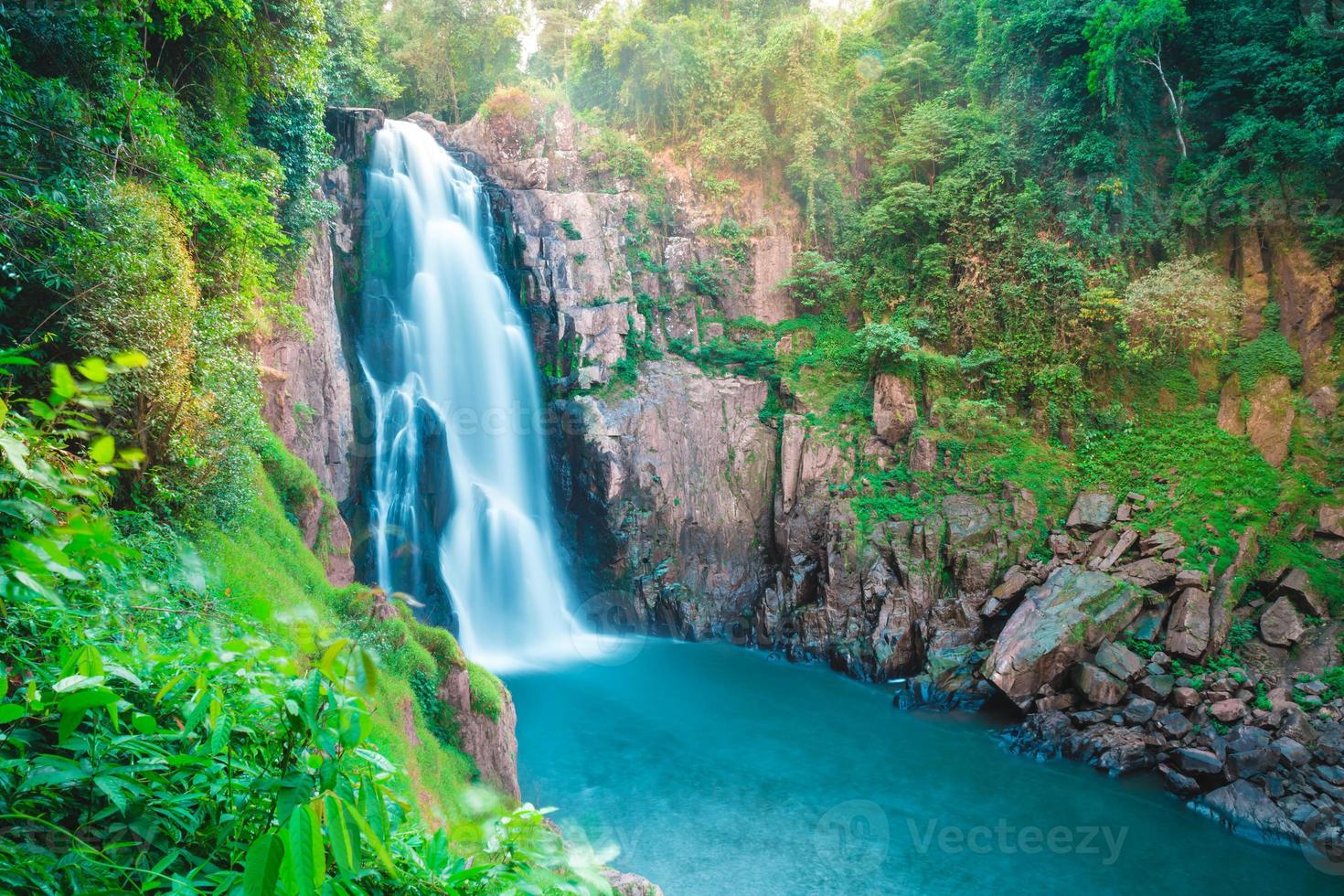 schöner tiefer waldwasserfall am haew narok wasserfall, khao yai nationalpark, thailand foto