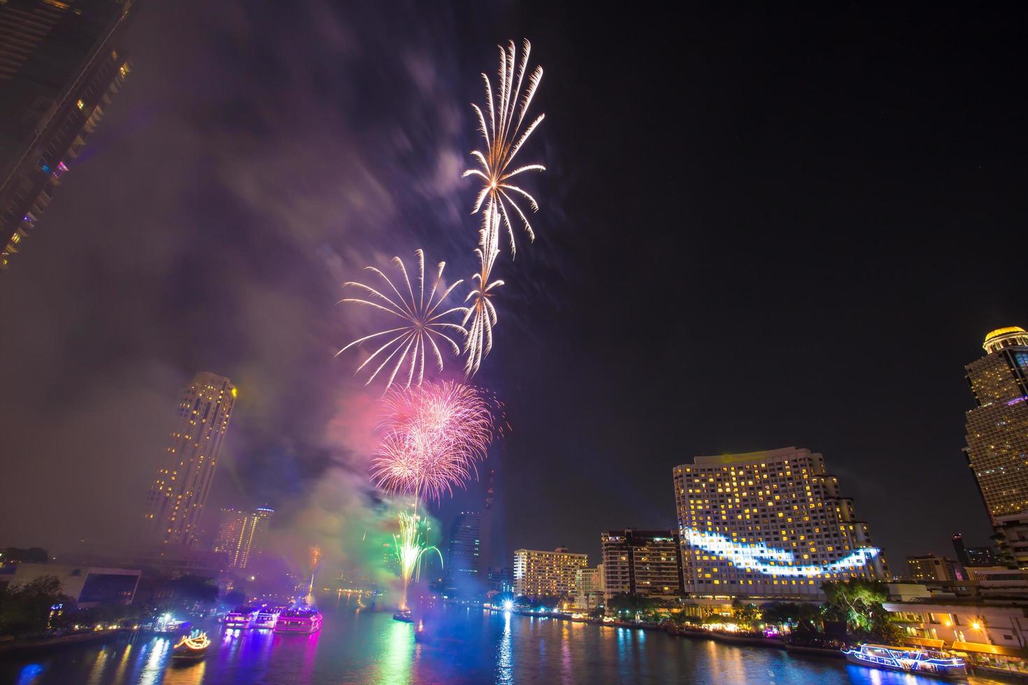 feuerwerk mit rauch am chao phraya fluss in der countdown-feierparty 2016 bangkok thailand foto