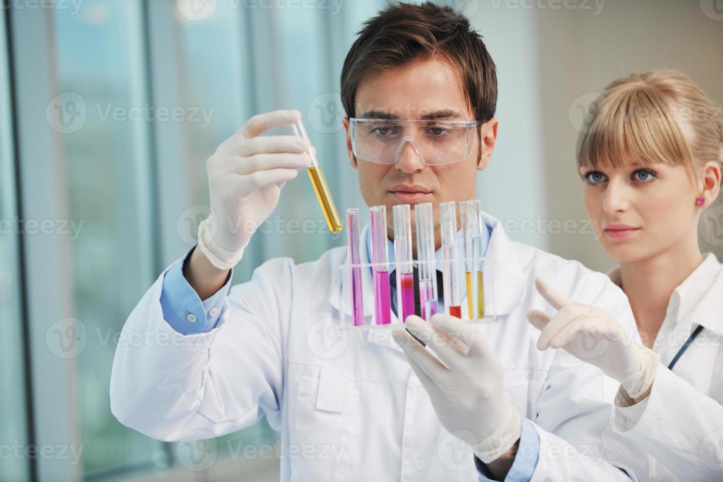 Wissenschaftsleute im hellen Labor foto