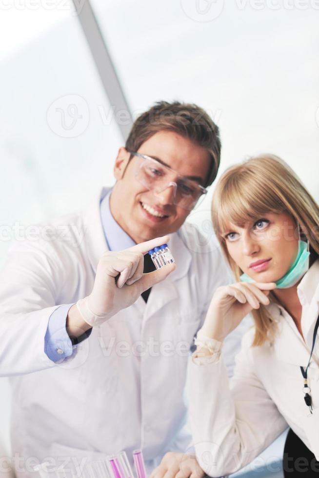 Wissenschaftsleute im hellen Labor foto