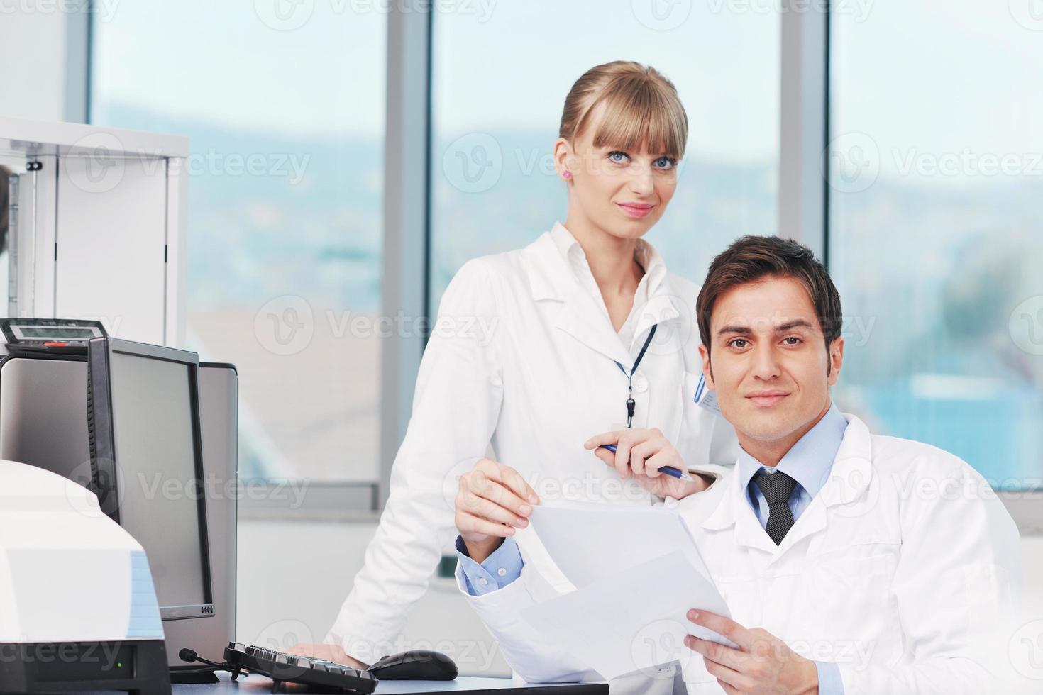 Wissenschaftsleute im hellen Labor foto