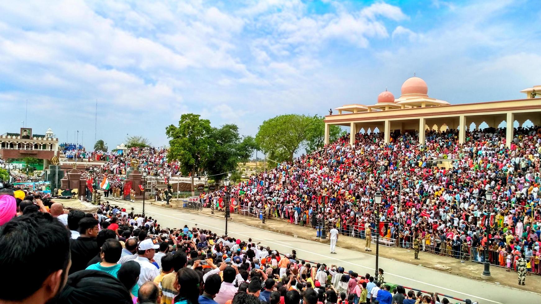 menge indischer leute, die an der indisch-pakistanischen wagah-grenzflaggenzeremonie während des indischen republiktages in wagah, indien, feiern. foto