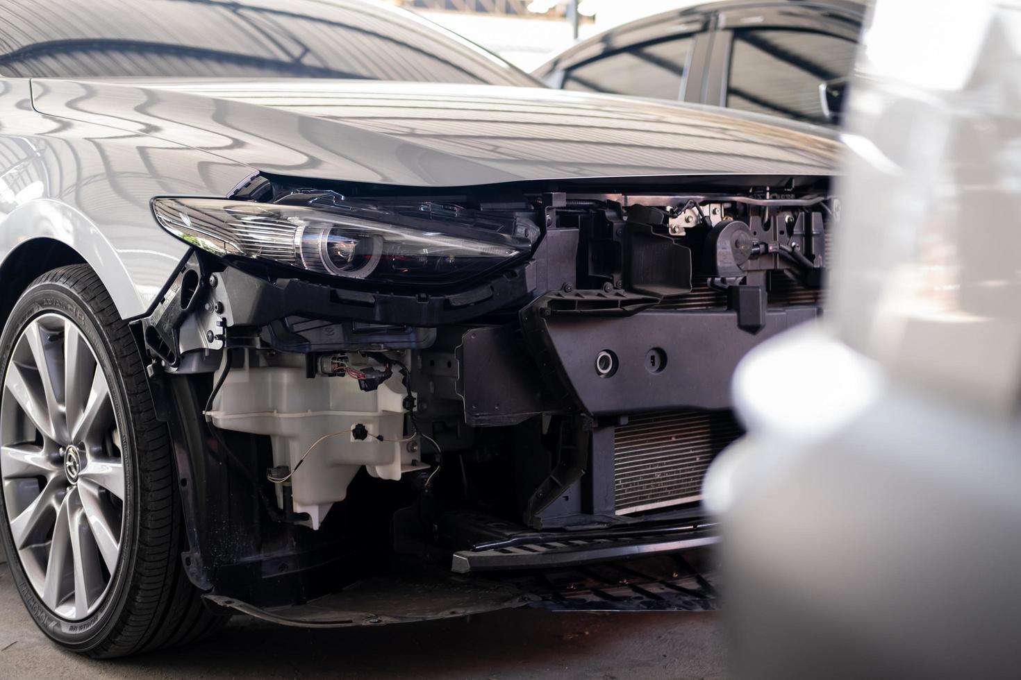 bangsaen thailand jul 2022 dieses auto mazda 2 marke japan wartet auf reparatur auf autolift in garagengeschäft auf raum kunde geparkt im ausstellungsraum von thailand für illustratives redaktionelles bild. foto