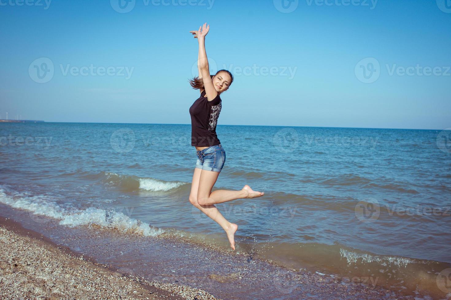 junges fröhliches Mädchen auf dem Meer foto