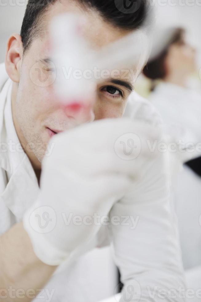 junger Wissenschaftler im Labor foto