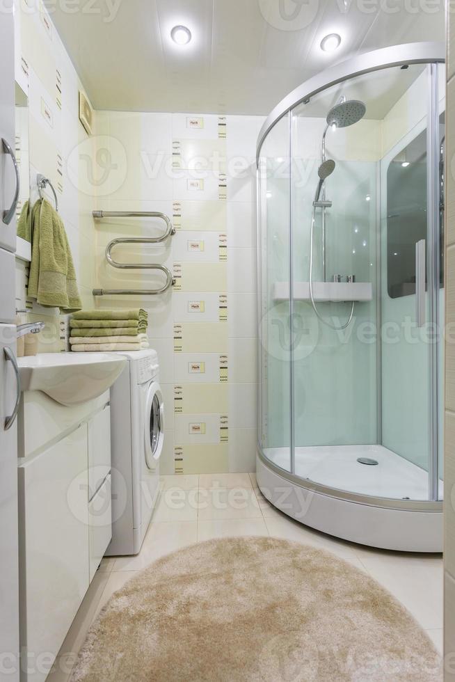 Detail eines Eck-Dusch-Bidets mit wandmontiertem Duschaufsatz foto