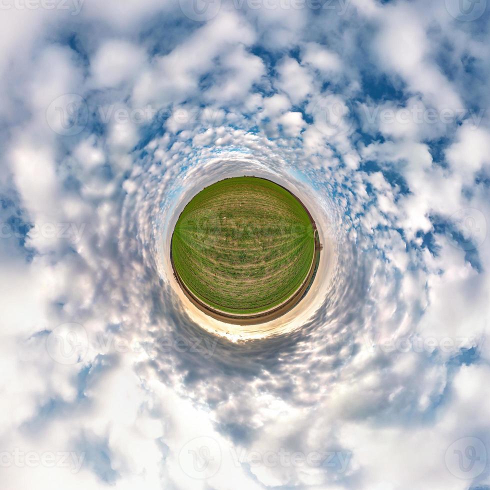 Little Planet Transformation von sphärischem Panorama 360 Grad. sphärische abstrakte luftaufnahme im feld mit fantastischen schönen wolken. Krümmung des Raumes. foto