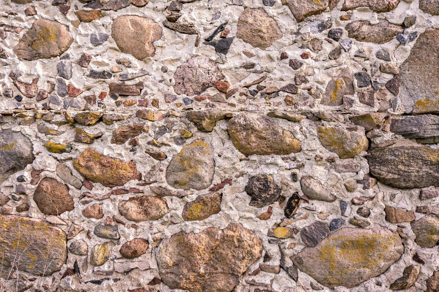 Oberfläche einer alten Mauer aus riesigen Steinen eines zerstörten Gebäudes foto