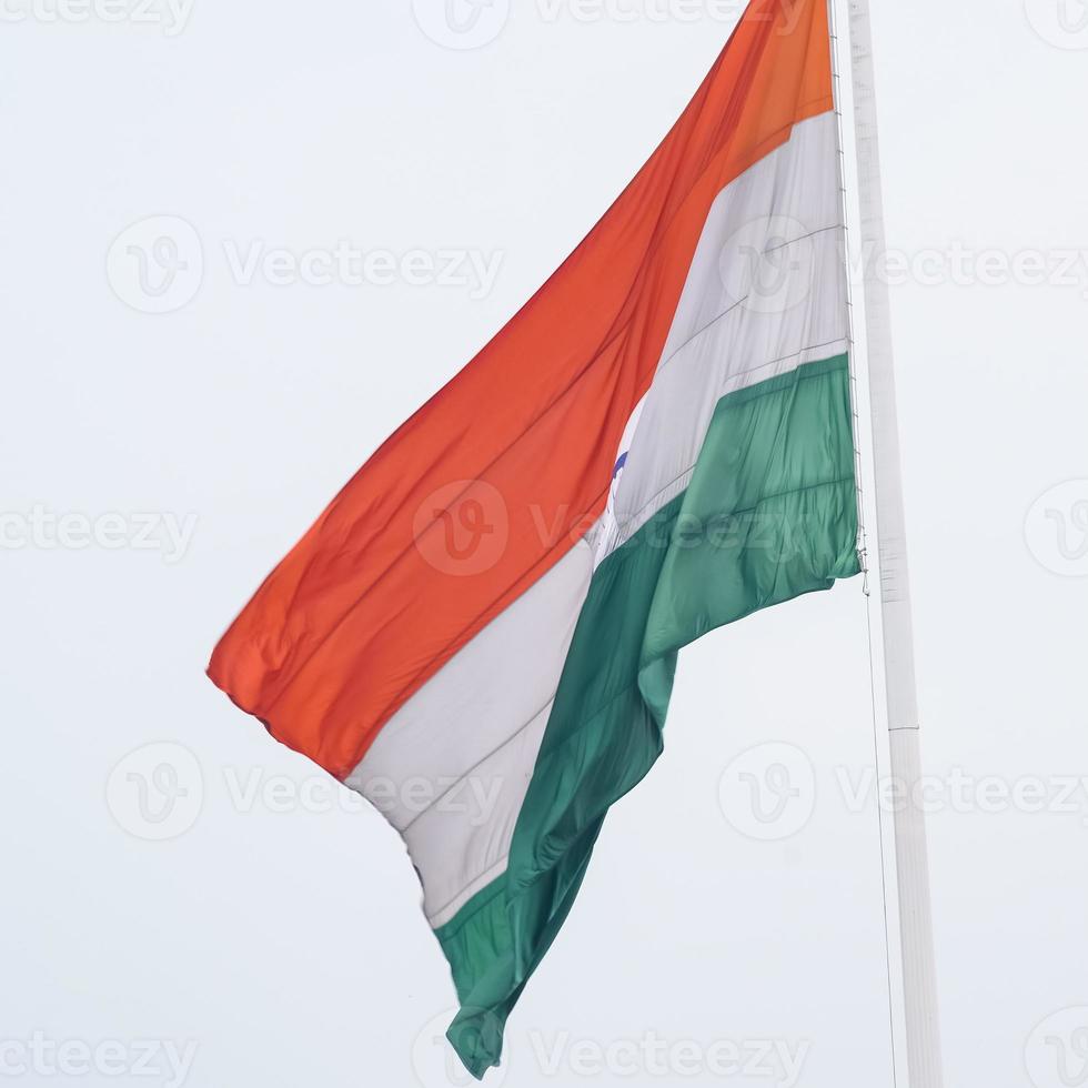 Indien-Flagge, die hoch am Connaught-Platz mit Stolz auf den blauen Himmel fliegt, Indien-Flagge flattert, indische Flagge am Unabhängigkeitstag und Tag der Republik Indien, Schuss nach oben geneigt, indische Flagge schwenkend, Har Ghar Tiranga foto