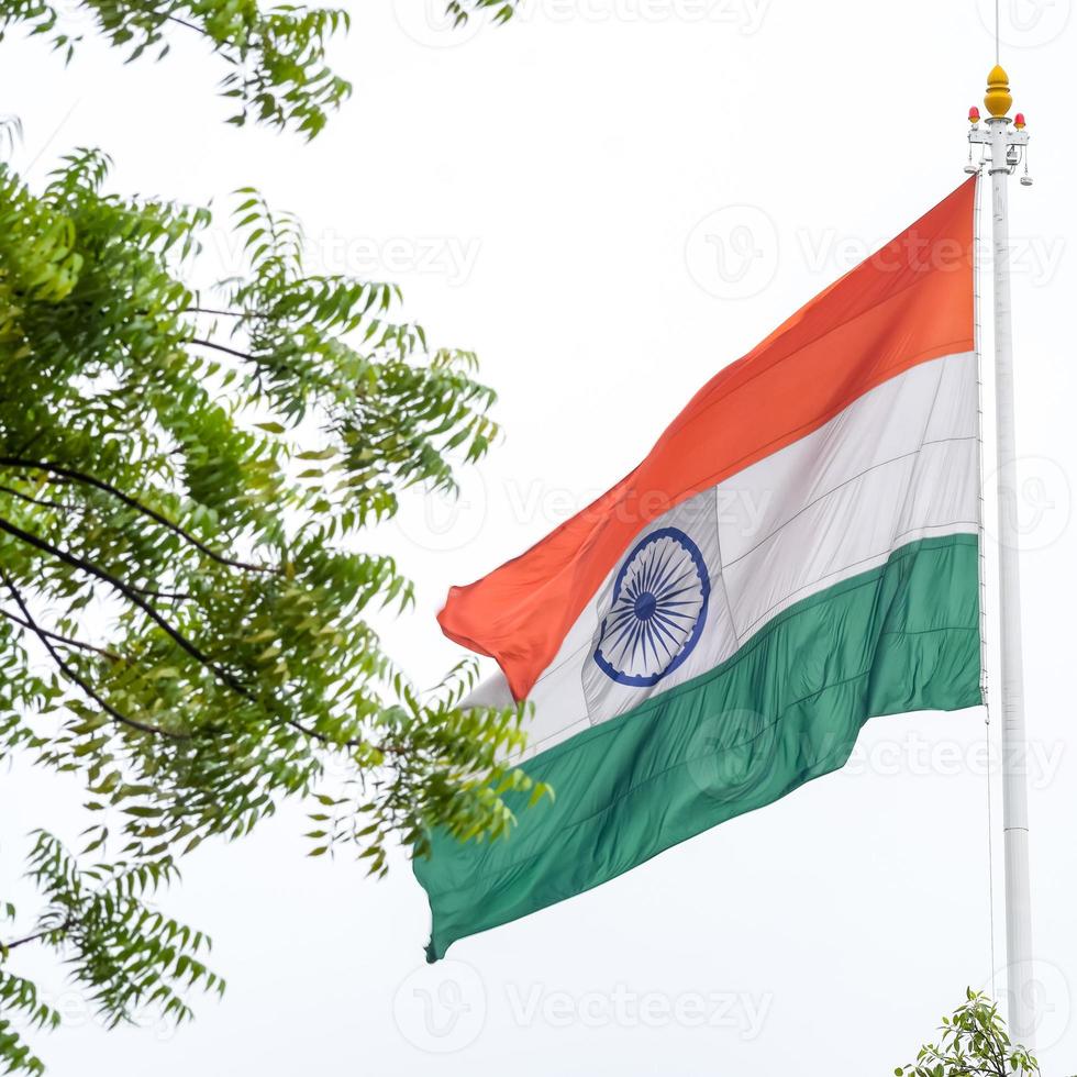 Indien-Flagge, die hoch am Connaught-Platz mit Stolz auf den blauen Himmel fliegt, Indien-Flagge flattert, indische Flagge am Unabhängigkeitstag und Tag der Republik Indien, Schuss nach oben geneigt, indische Flagge schwenkend, Har Ghar Tiranga foto