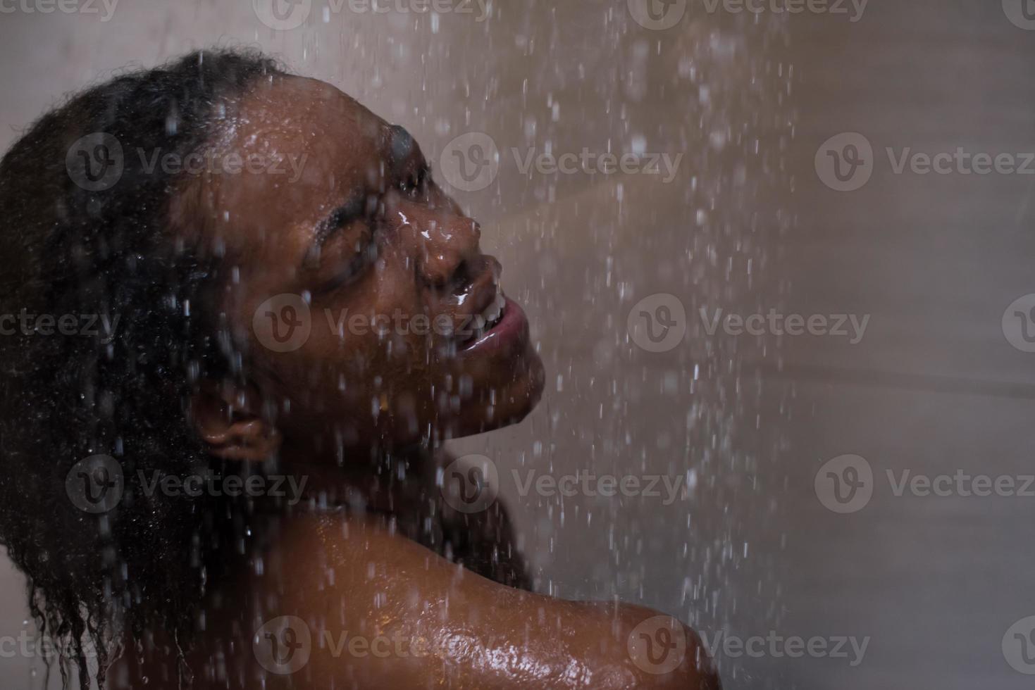 Afroamerikanerin in der Dusche foto