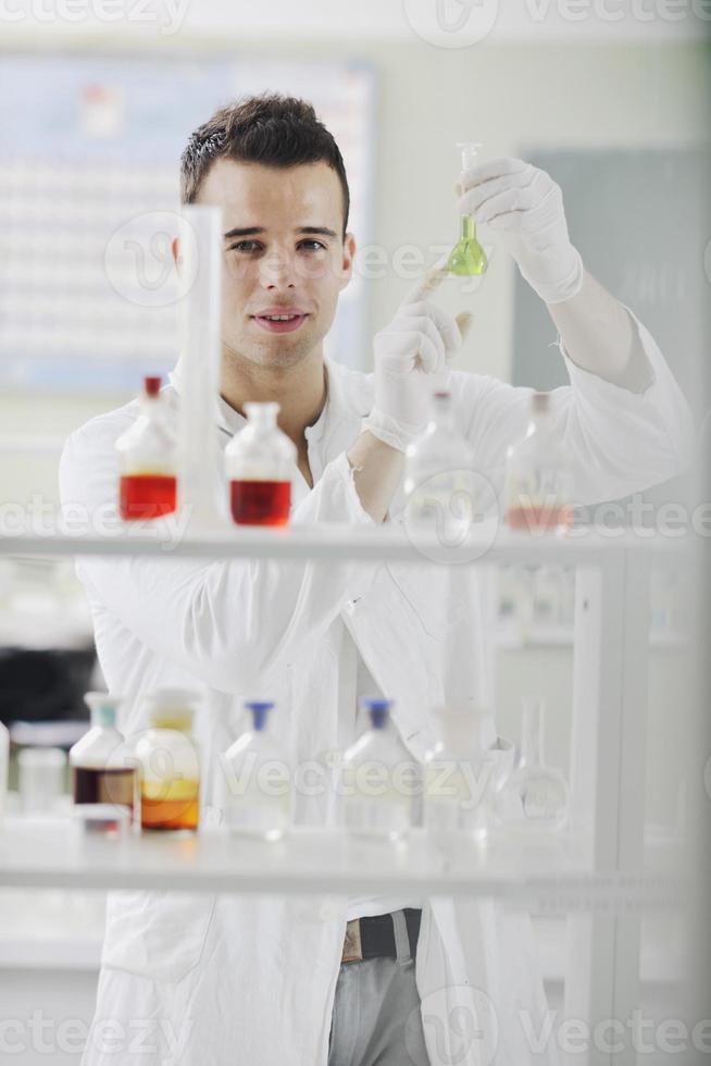 junger Wissenschaftler im Labor foto