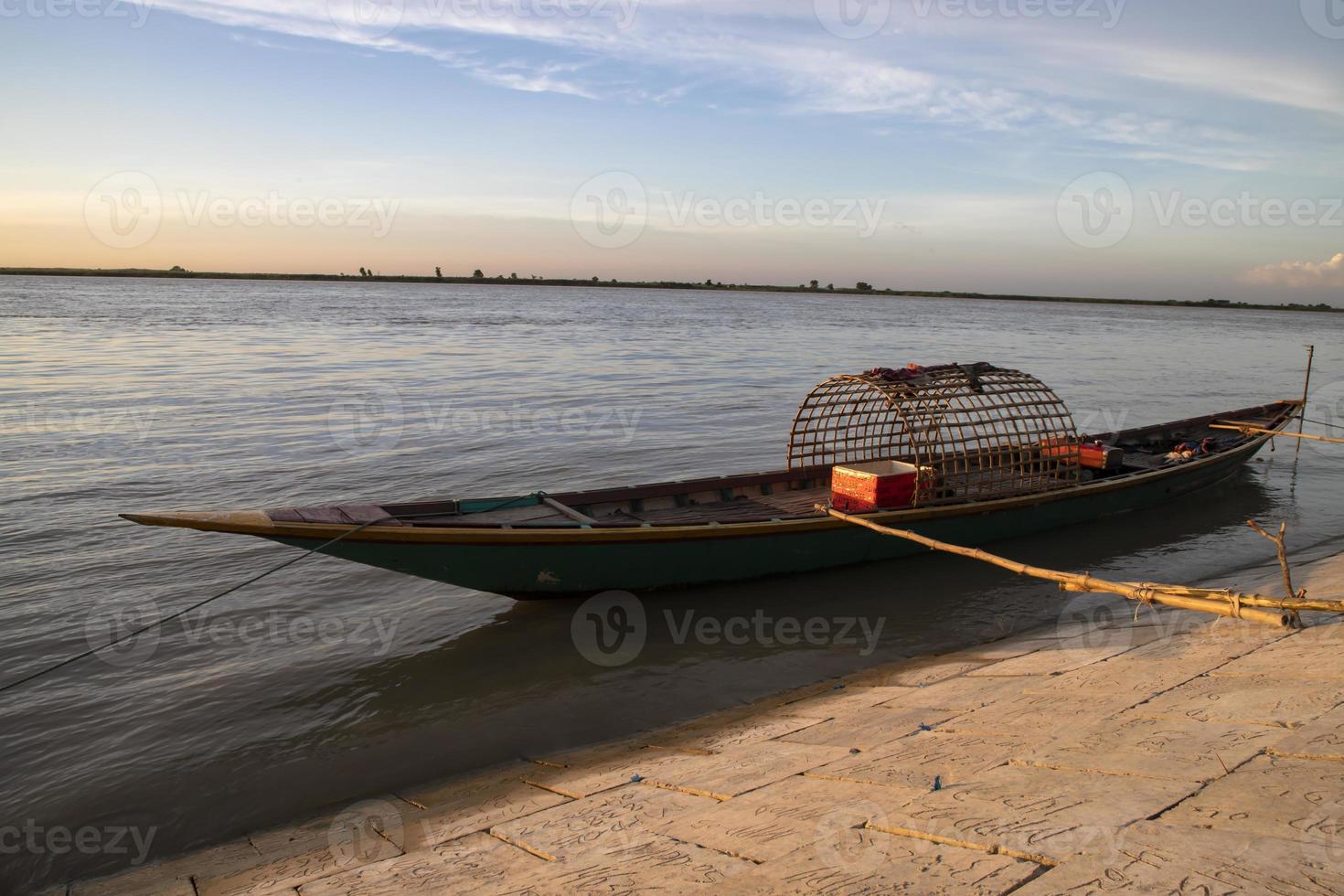 schöne landschaftsansicht von hölzernen fischerbooten am ufer des padma flusses in bangladesch foto