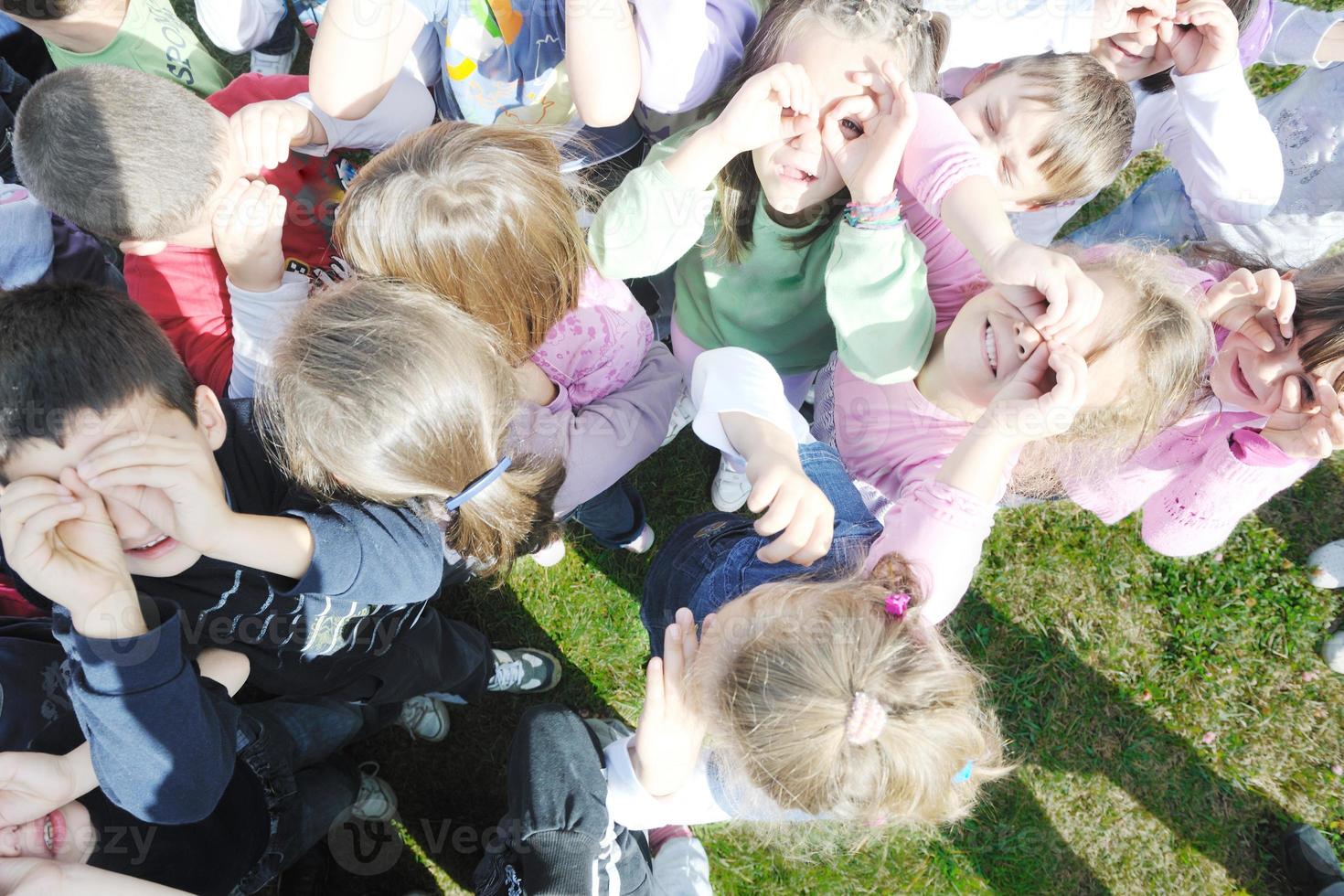 Vorschulkinder im Freien haben Spaß foto