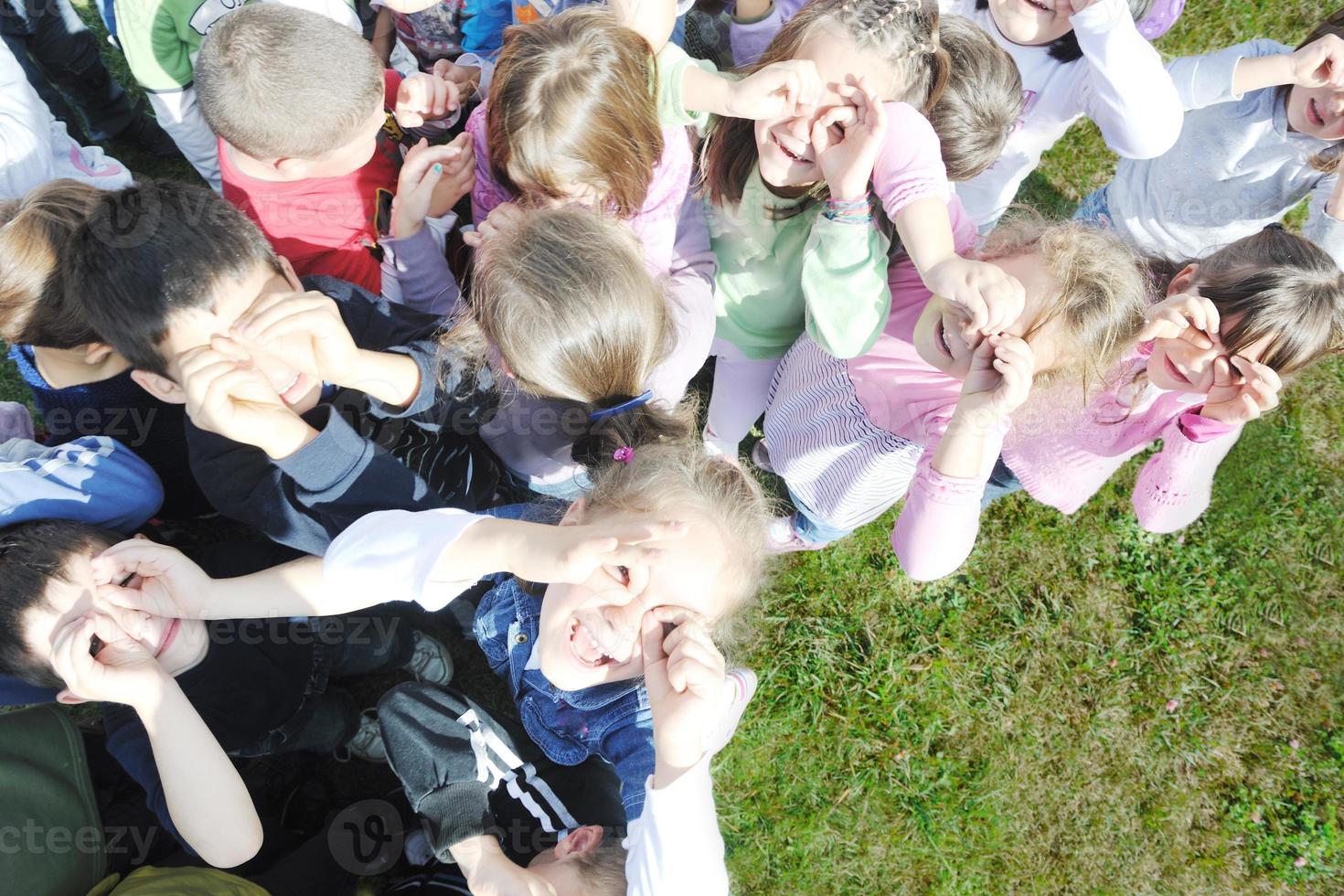 Vorschulkinder im Freien haben Spaß foto