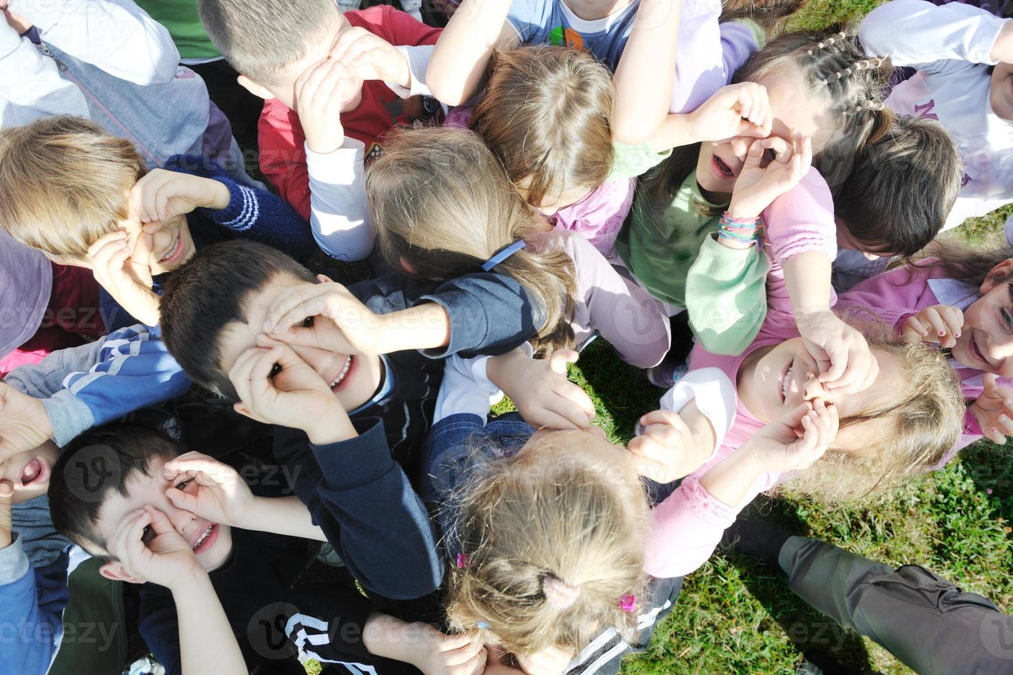 Vorschulkinder im Freien haben Spaß foto