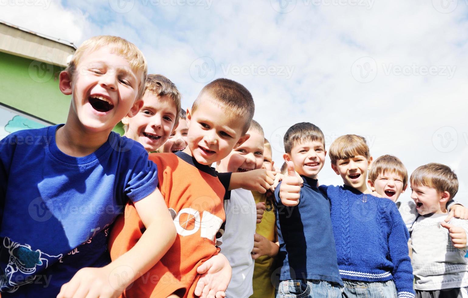 Vorschulkinder im Freien haben Spaß foto