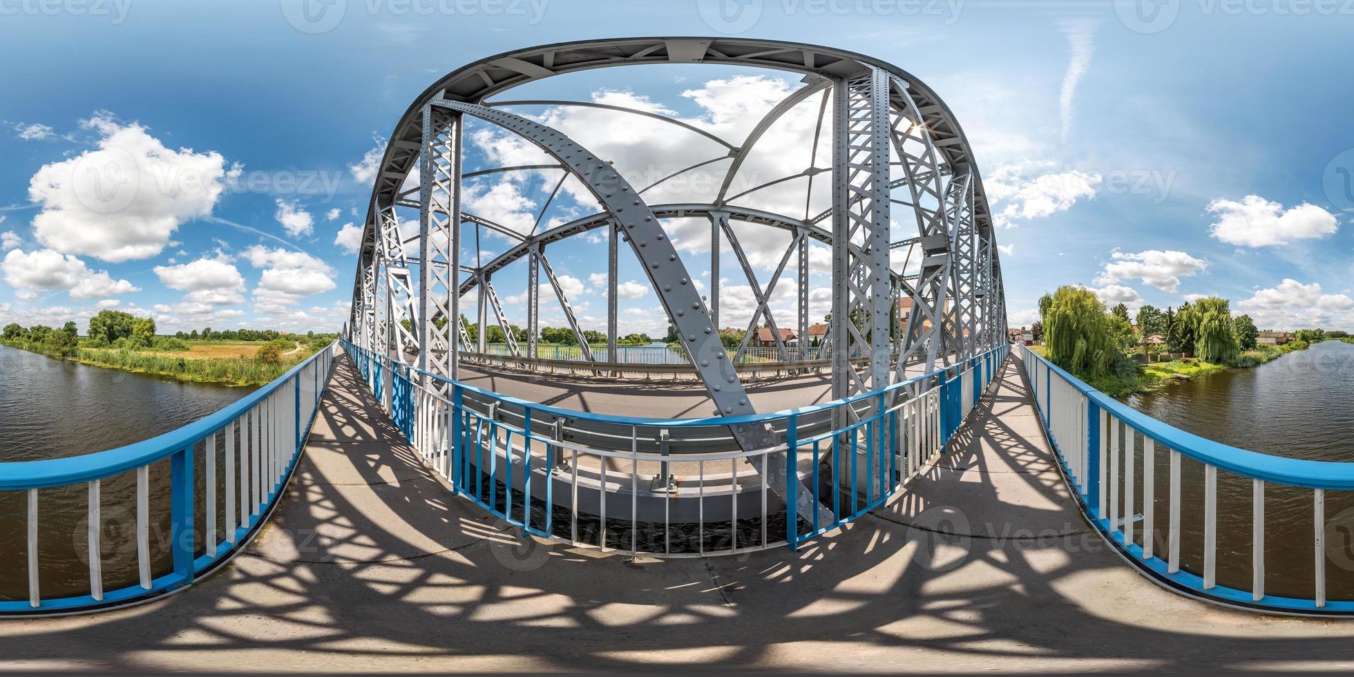 Vollständiges, nahtloses sphärisches Hdri-Panorama 360-Grad-Winkelansicht in der Nähe der Stahlrahmenkonstruktion einer riesigen Brücke über den Fluss in gleichrechteckiger Projektion. vr ar-Inhalt foto