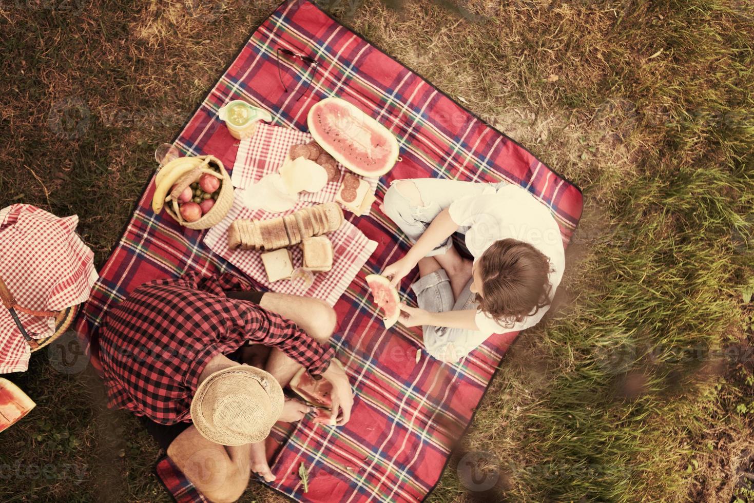 Draufsicht des Paares, das Picknickzeit genießt foto