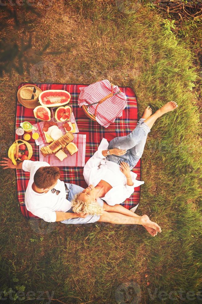 Draufsicht des Paares, das Picknickzeit genießt foto