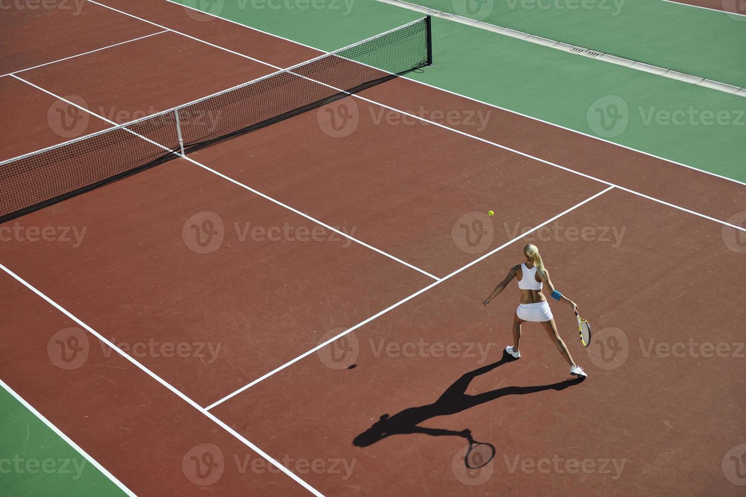 junge frau spielt tennis foto