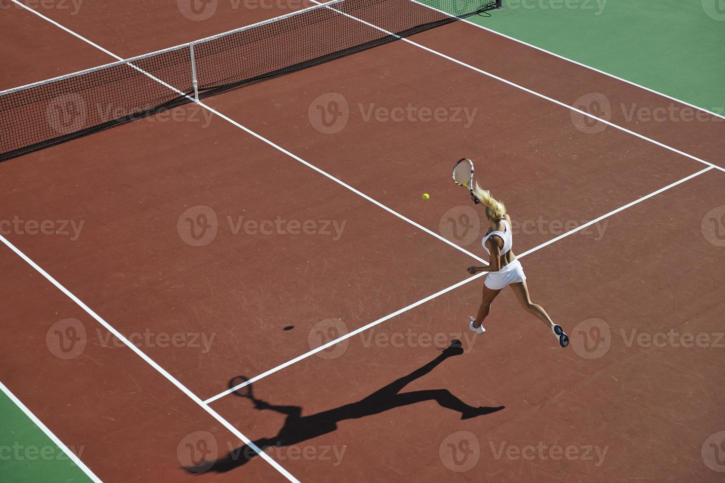 junge frau spielt tennis foto