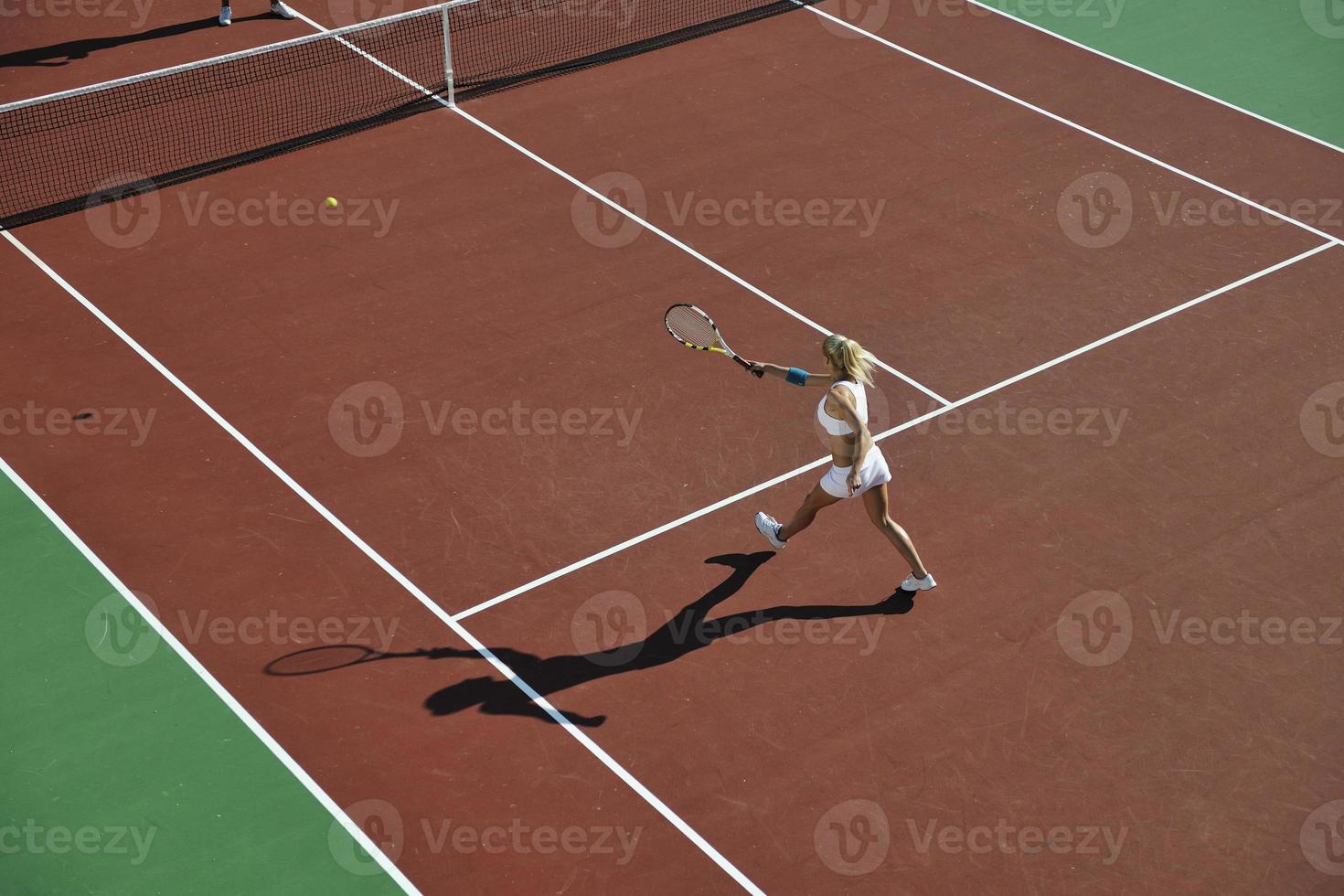 junge frau spielt tennis foto