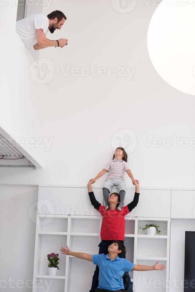 jungen posieren huckepack aufstellen foto