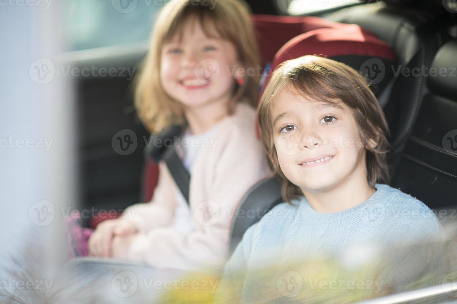 Kinder sitzen zusammen in einem modernen Auto foto