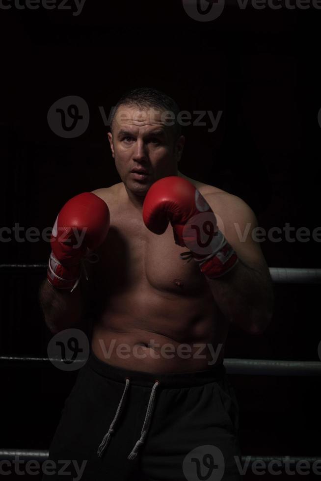 professioneller Kickboxer im Trainingsring foto