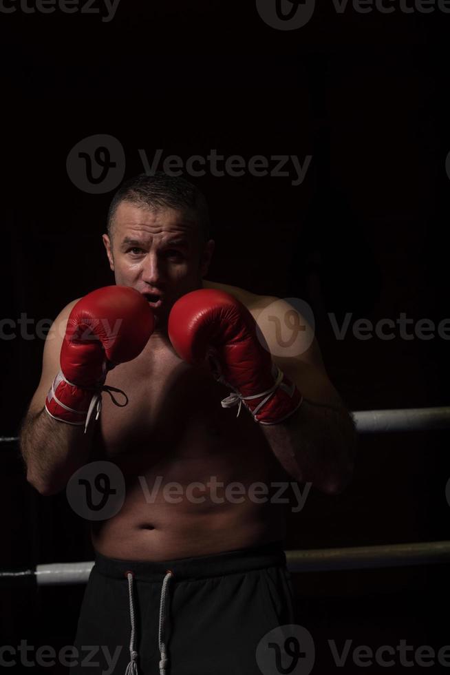 professioneller Kickboxer im Trainingsring foto