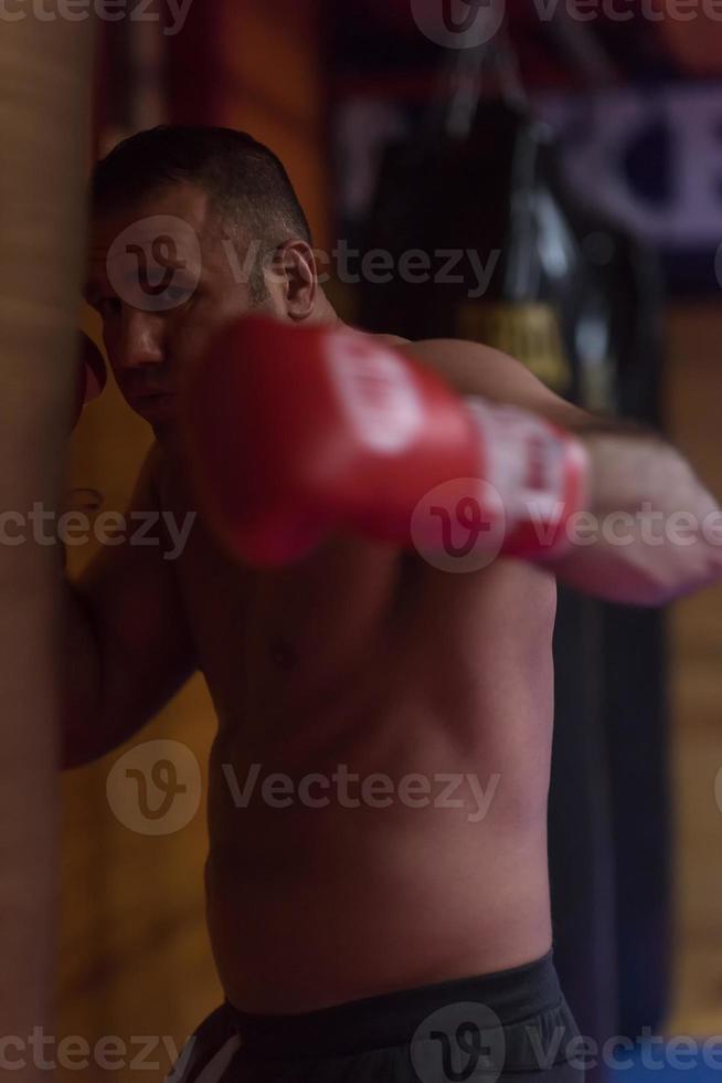 Kickboxer-Training auf einem Boxsack foto