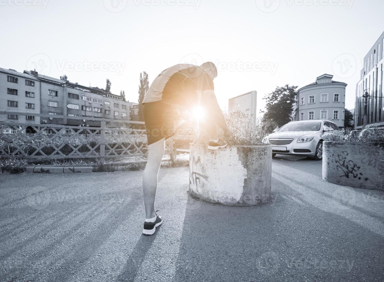 Mann bindet Laufschuhe Schnürsenkel foto