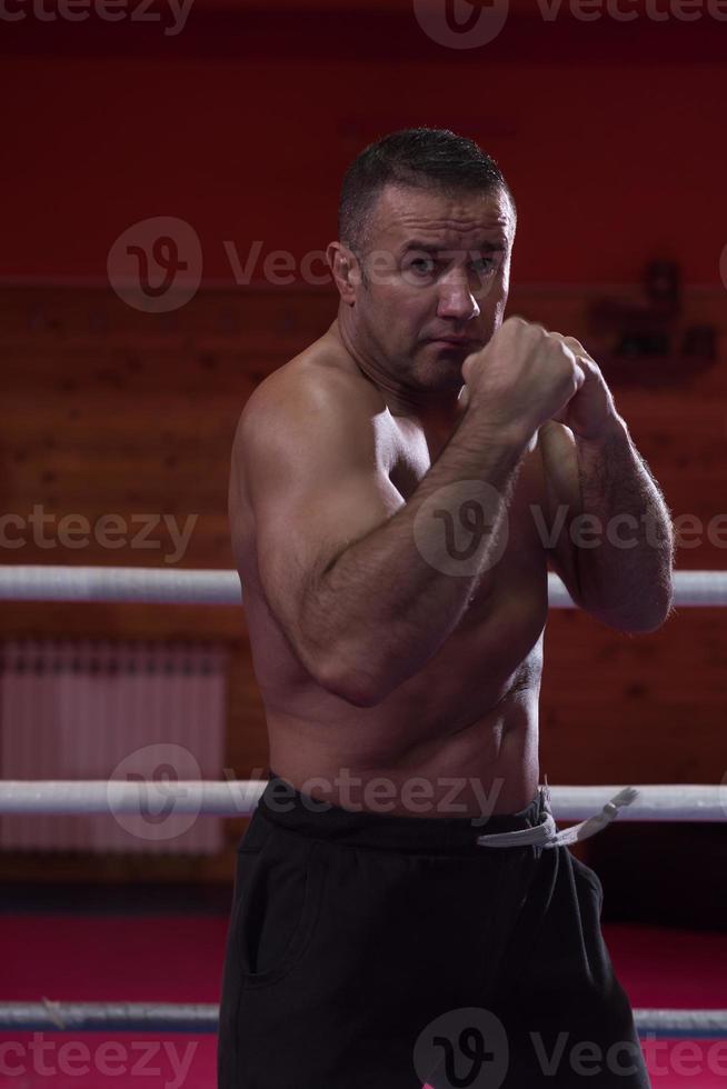 professioneller Kickboxer im Trainingsring foto