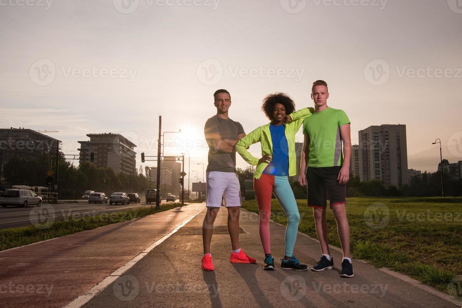 Porträt einer multiethnischen Gruppe von Menschen beim Joggen foto