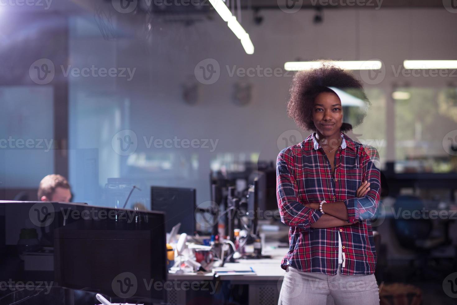 Porträt einer jungen erfolgreichen Afroamerikanerin im modernen Büro foto