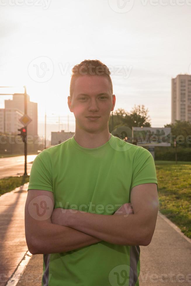 Porträt eines jungen Mannes beim Joggen foto