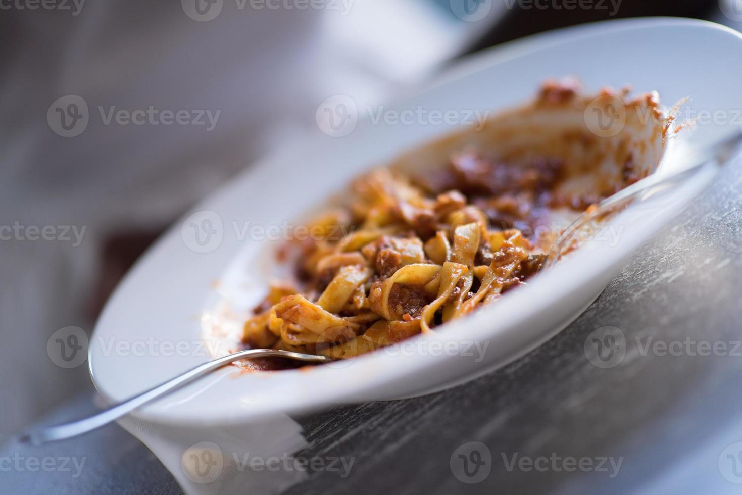 eine junge Afroamerikanerin, die Pasta isst foto