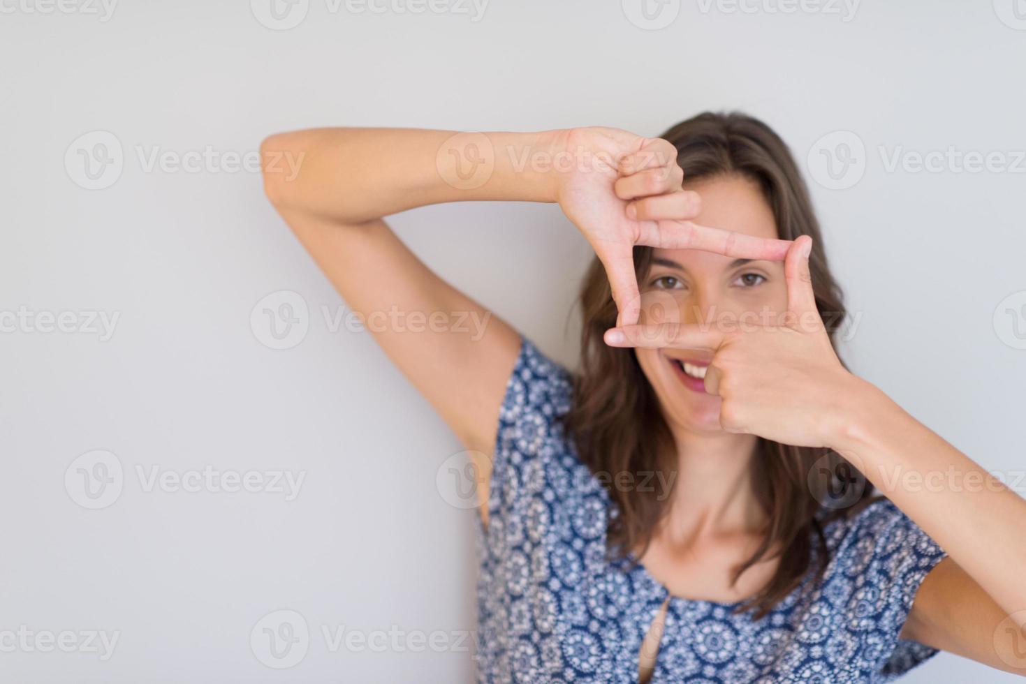 frau, die rahmenhandgeste zeigt foto