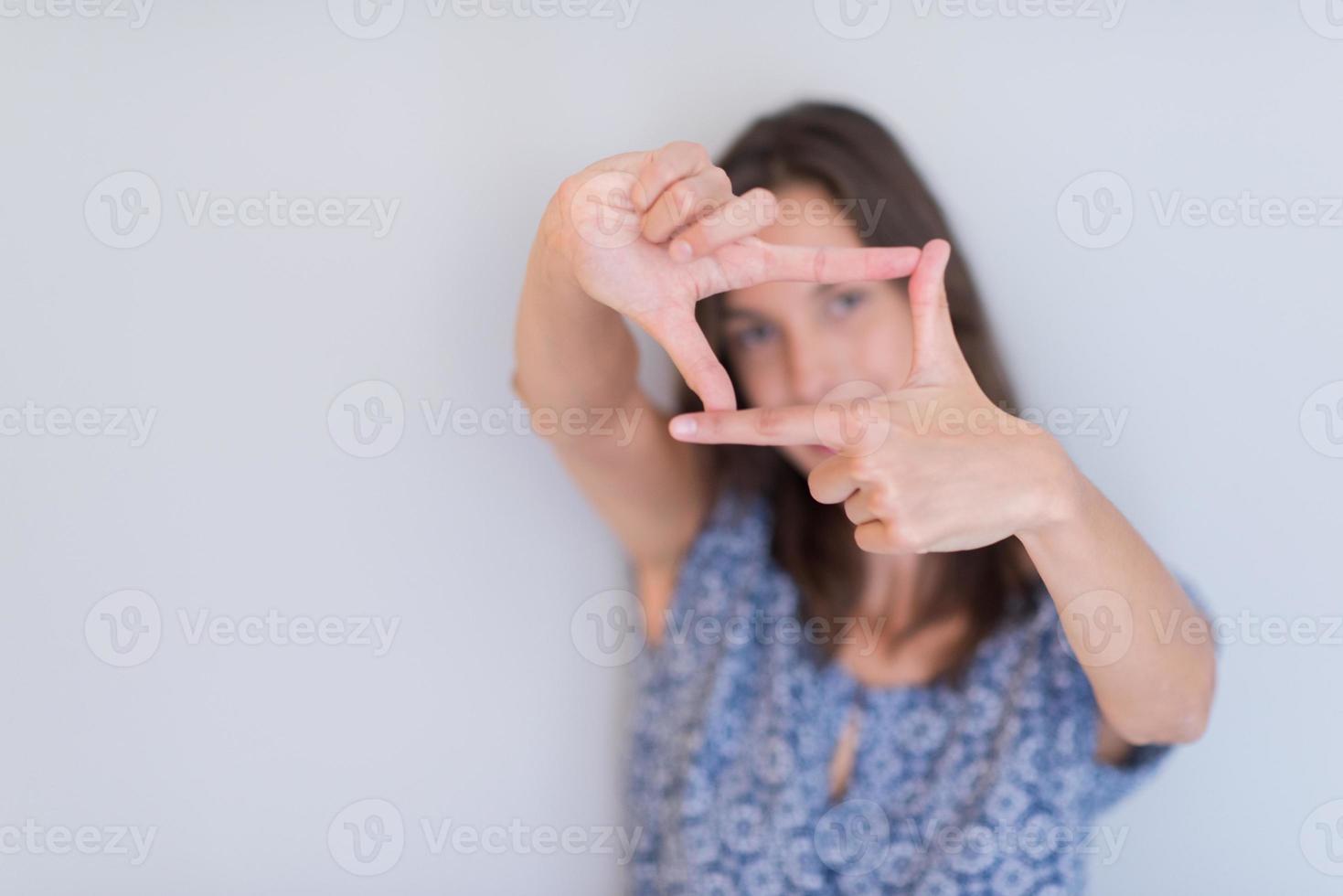 frau, die rahmenhandgeste zeigt foto