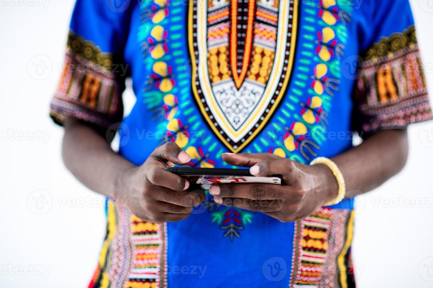 afrikanischer mann am telefon foto