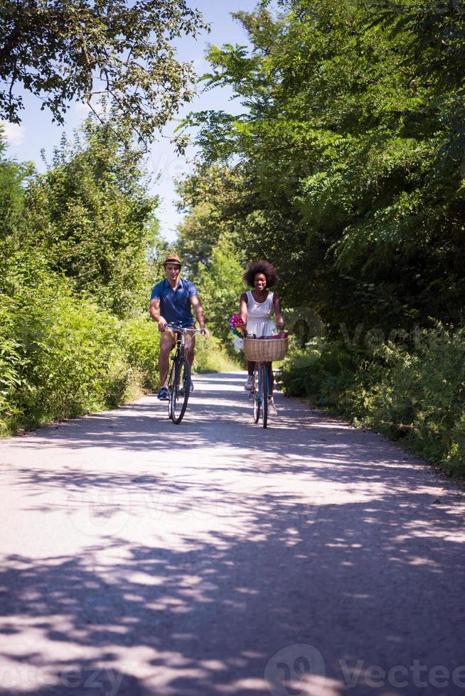 junges multiethnisches paar, das eine radtour in der natur macht foto