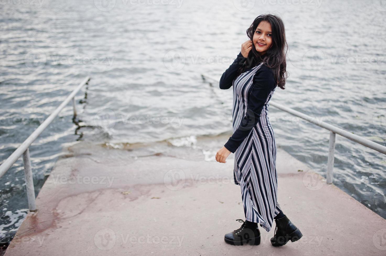 Porträt eines jungen schönen indischen oder südasiatischen Teenager-Mädchens im Kleid. foto