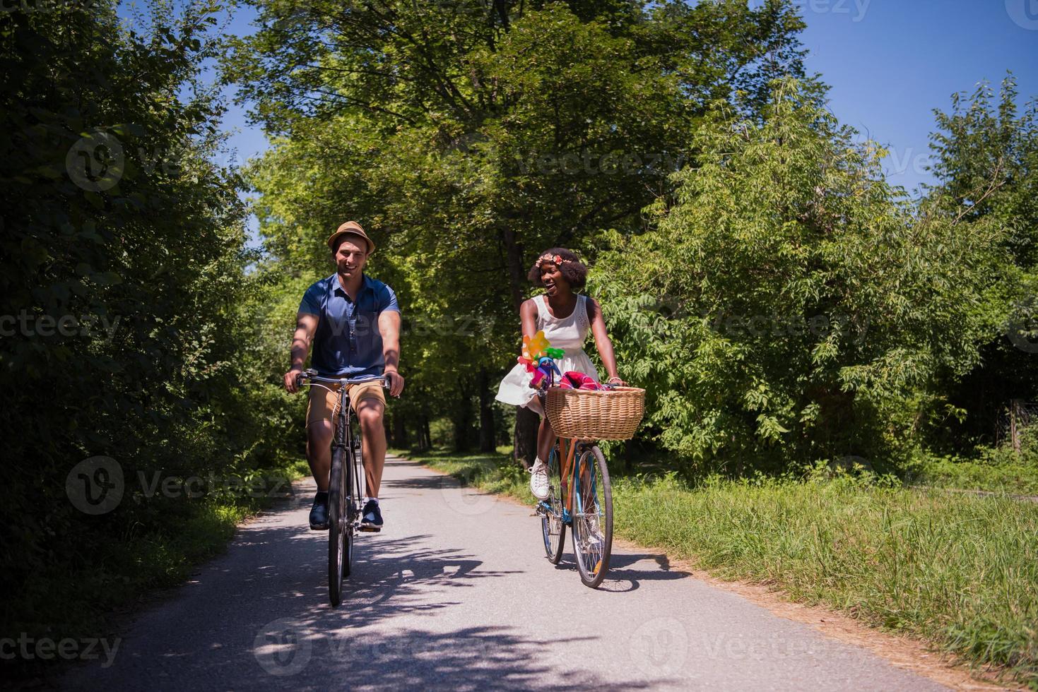 junges multiethnisches paar, das eine radtour in der natur macht foto