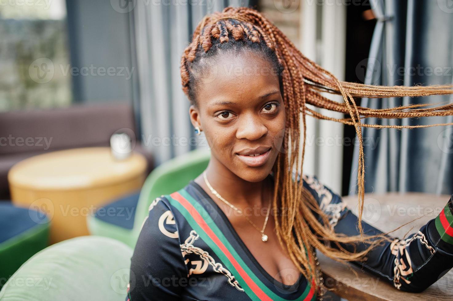 Porträt einer hübschen, stilvollen afroamerikanischen Modelfrau. foto