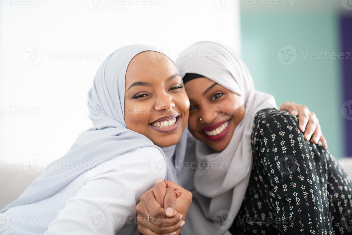 zwei Frauen umarmen sich foto