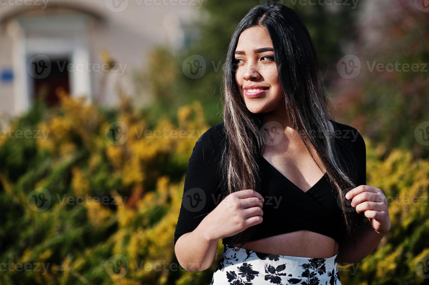 hübsches latino-model-mädchen aus ecuador trägt schwarze oberteile und rock auf der straße. foto